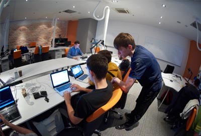 Personas trabajando con ordenadores